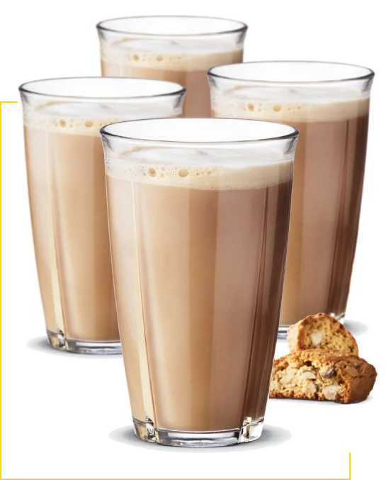 Granos de café tostados y una taza que representa el ingrediente principal